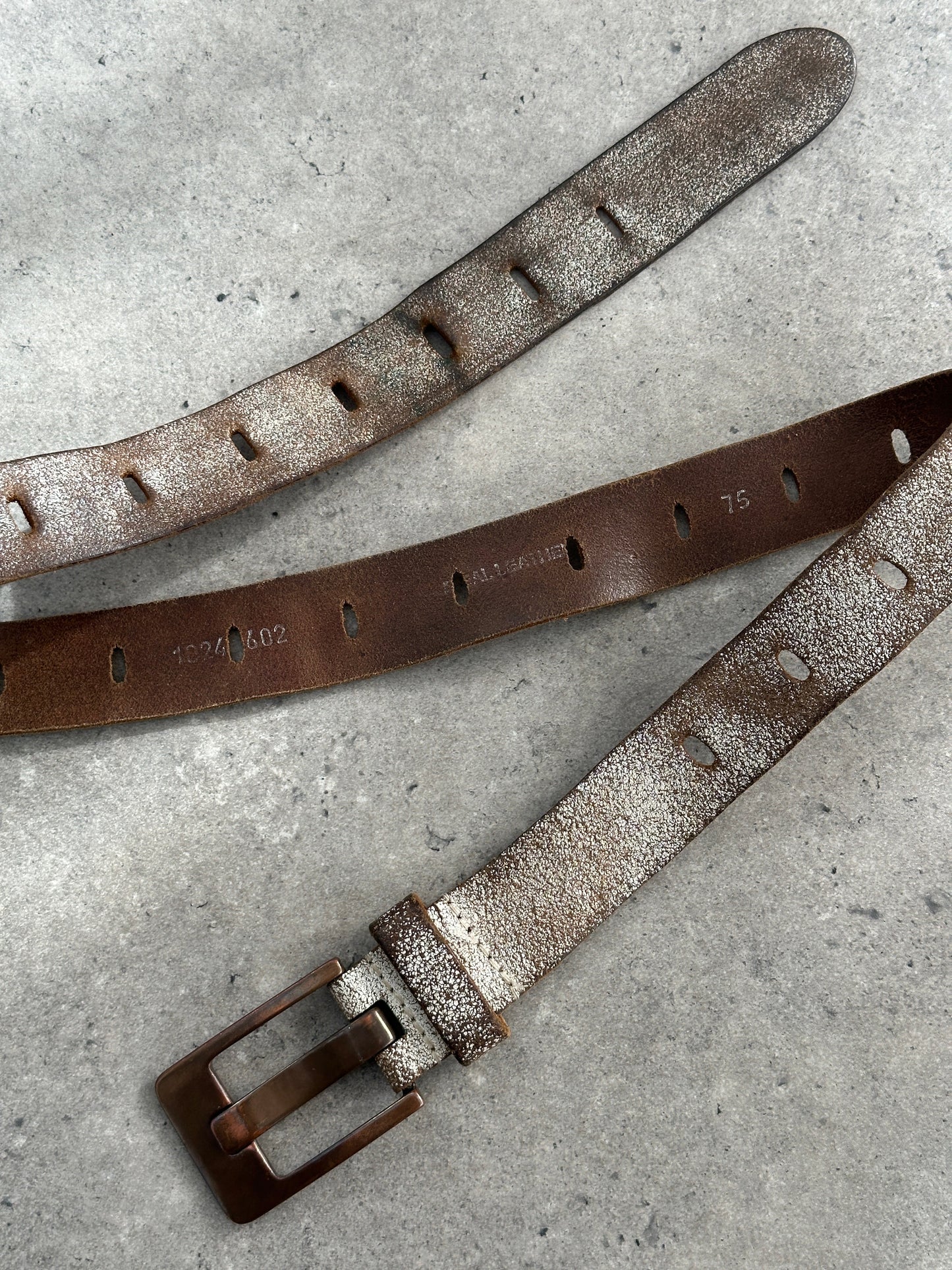 Vintage 1980s distressed leather belt with worn finish, adjustable W24-33, classic accessory featuring authentic vintage style.