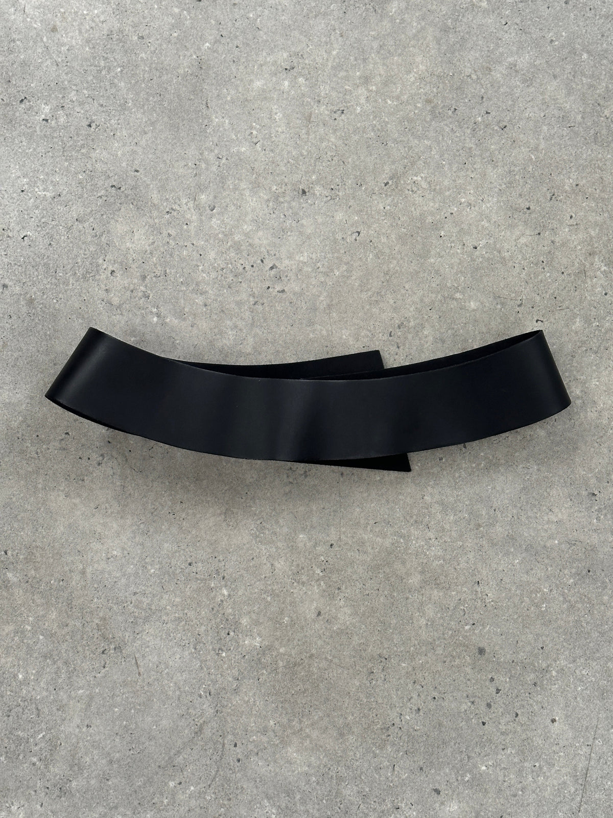 Vintage 1990s calf leather chunky minimal belt with bold buckle, W34, featuring classic vintage style and rich leather texture.