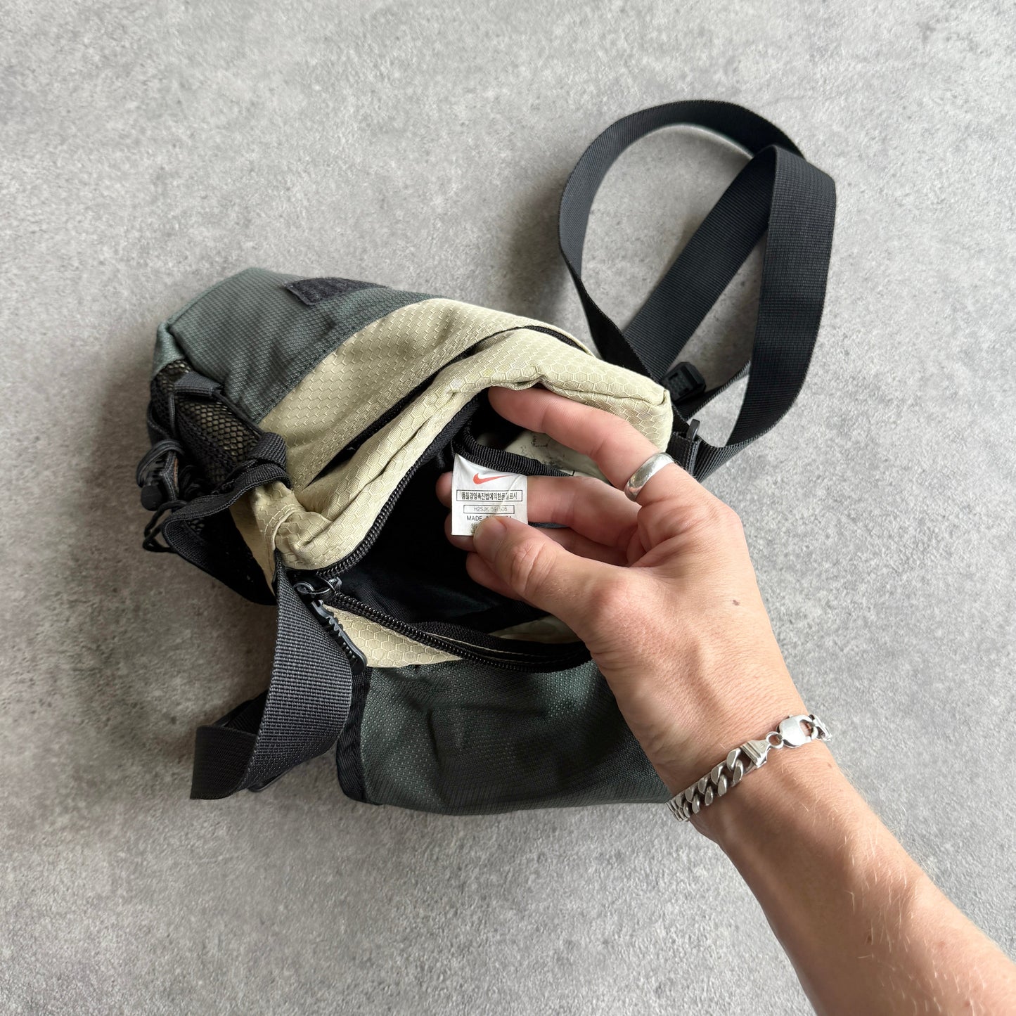 Nike 1990s cross body technical utility bag (10”x8”)