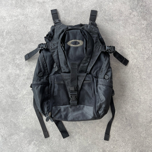Oakley Software RARE 2000s technical utility backpack (22”x18”)