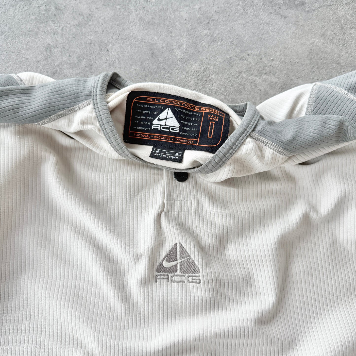 Nike ACG RARE 1990s ribbed base layer t-shirt (M)