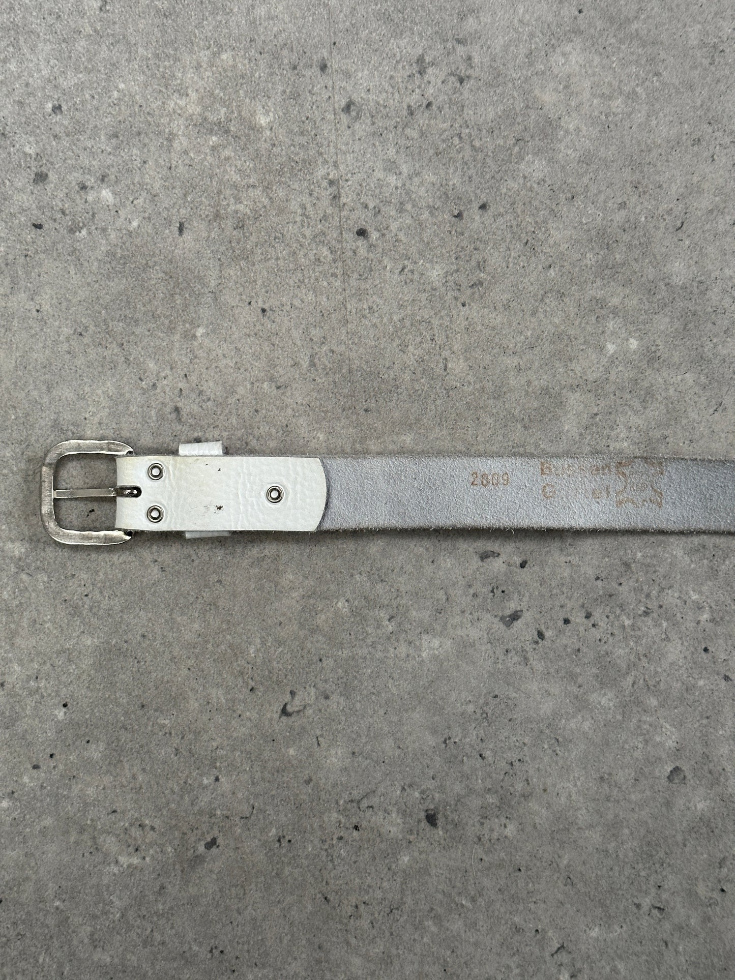 Vintage 1990s chrome leather belt with adjustable W24-30, featuring a classic buckle and retro style.