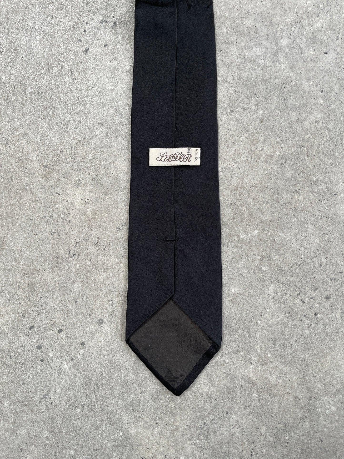 Vintage 1990s pure silk woven tie with intricate pattern, showcasing fine craftsmanship and classic style.