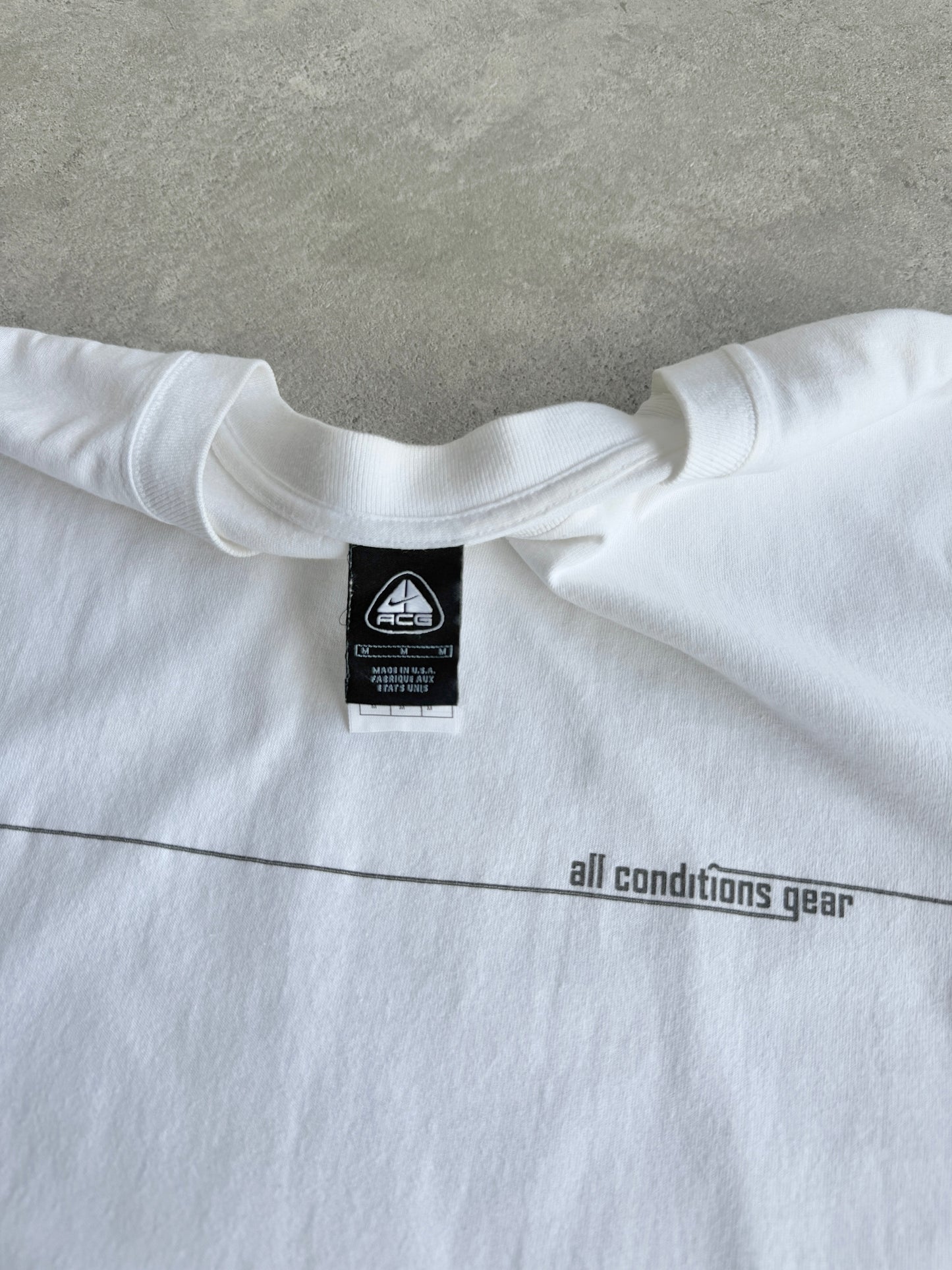 nike acg 2000s heavyweight graphic t-shirt (m)