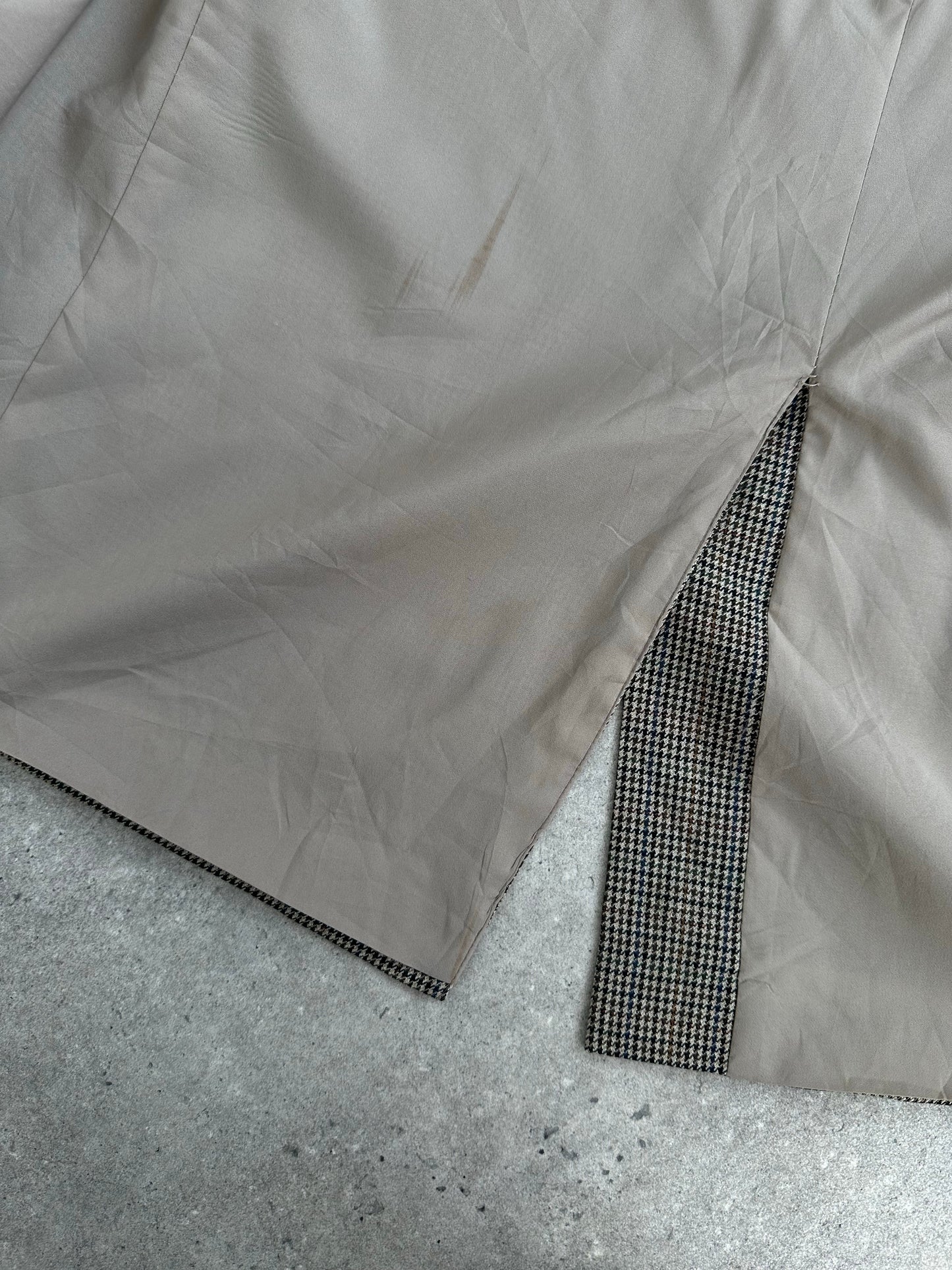 Ralph Lauren 1990s pure wool houndstooth blazer in size 44R, tailored fit with classic black and white pattern.