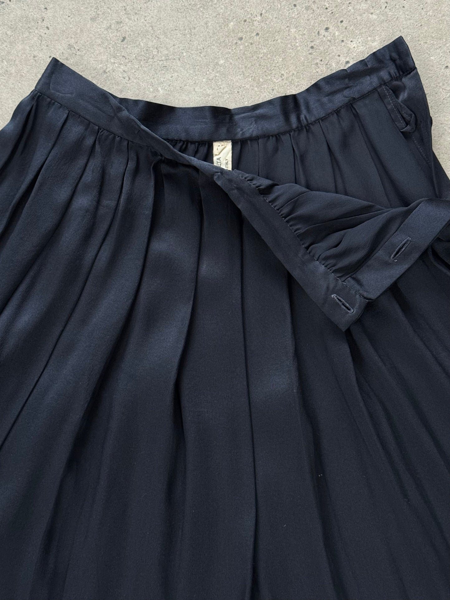 Italian Vintage 1990s Pure Silk Pleated Skirt - W24