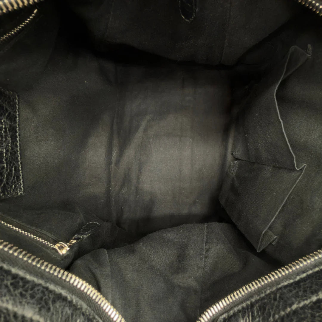 https://cdn.shopify.com/s/files/1/0564/9376/8855/files/Balenciaga_City_Velo_Umhangetasche_schwarz_Leder_vintage7582.webp?v=1779405754