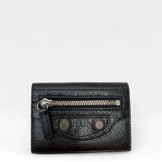 https://cdn.shopify.com/s/files/1/0564/9376/8855/files/Balenciaga_Geldbeutel_Bi-fold_aus_Leder_schwarz_wallet0411.webp?v=1761139717
