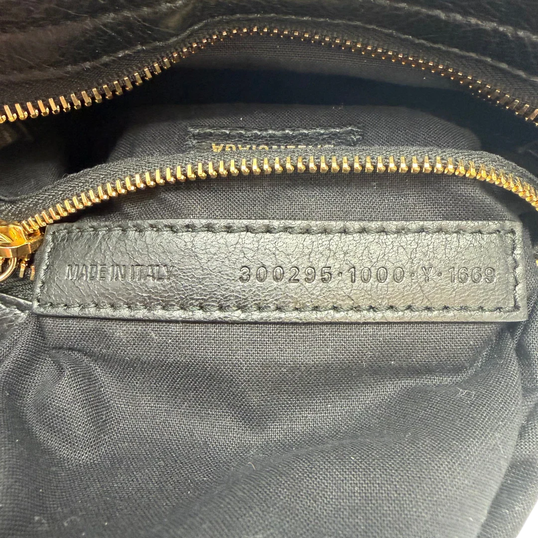 https://cdn.shopify.com/s/files/1/0564/9376/8855/files/Balenciaga_Handtasche_Classic_City_small_mit_Umhangegurt_aus_Leder_schwarz_vintage2720.webp?v=1773310165