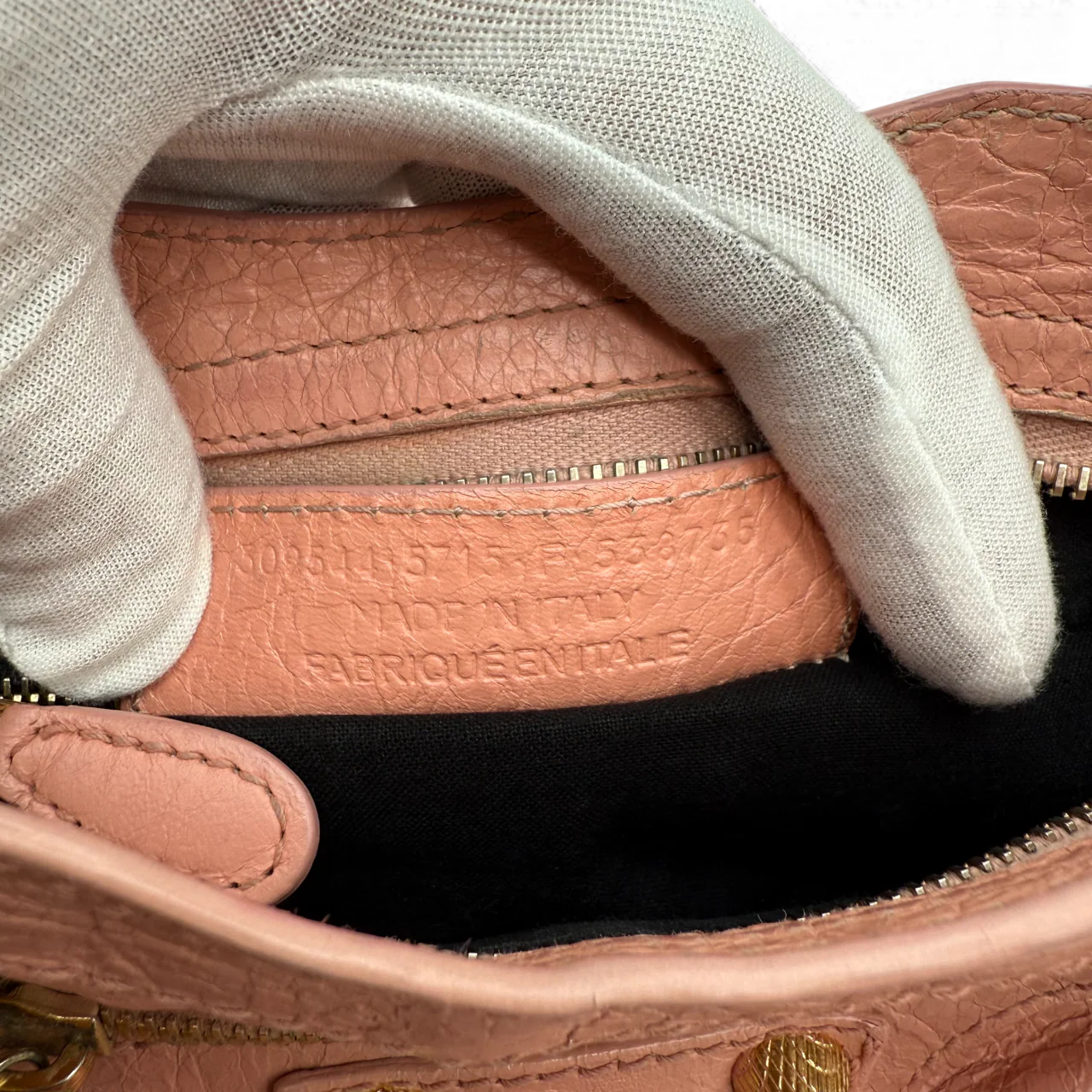 https://cdn.shopify.com/s/files/1/0564/9376/8855/files/Balenciaga_Handtasche_Gianty_City_mini_aus_Leder_rosa_vintage_handbag4271.webp?v=1764853502