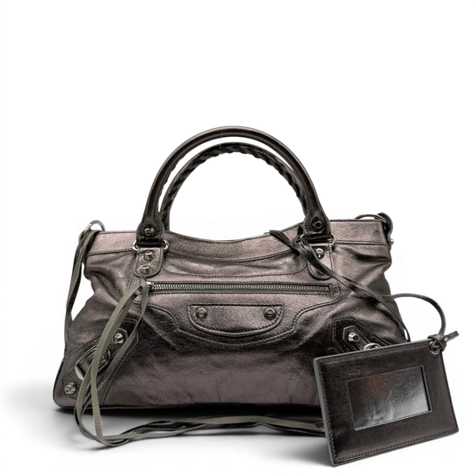 https://cdn.shopify.com/s/files/1/0564/9376/8855/files/Balenciaga_Handtasche_The_First_City_Bag_aus_Leder_silber___chrome_vintage6579.webp?v=1778675915
