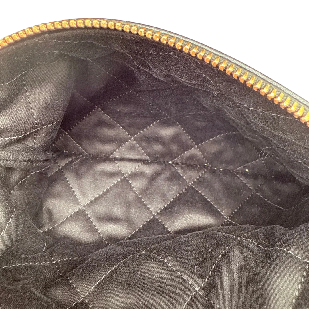https://cdn.shopify.com/s/files/1/0564/9376/8855/files/Chanel_22_Quilted_Handtasche_aus_Leder_Schwarz_vintage_CC2607.webp?v=1773397124
