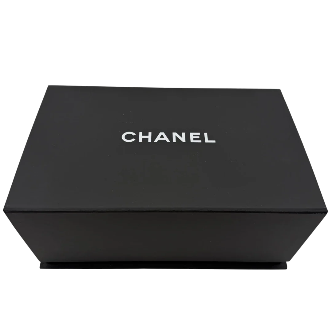 https://cdn.shopify.com/s/files/1/0564/9376/8855/files/Chanel_Handtasche_Cruise_23C_Mini_Flap_bag_mit_Emaille-_und_Strassdetails_aus_Lammleder_schwarz_vintage_CC7201_5ac296eb-4fc7-4e0a-99b8-022e5ef43202.webp?v=1779959981