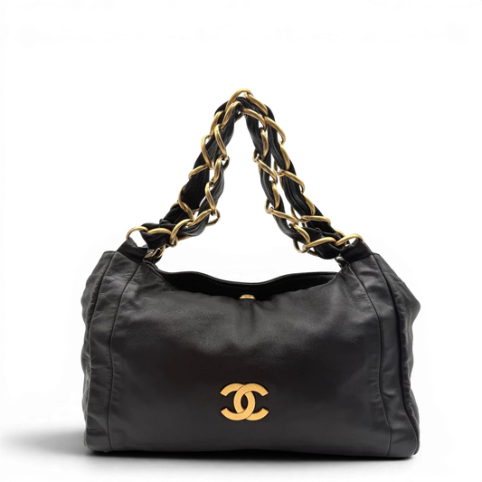 https://cdn.shopify.com/s/files/1/0564/9376/8855/files/Chanel_Schultertasche_Hobo_aus_Lammleder_schwarz_vintage_CC7395.webp?v=1779893943
