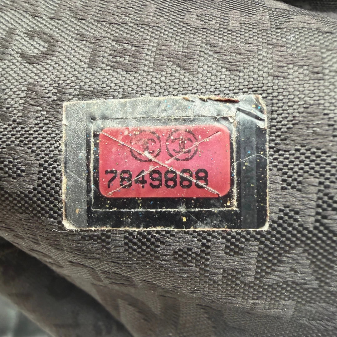 https://cdn.shopify.com/s/files/1/0564/9376/8855/files/Chanel_Schultertasche_Hobo_aus_Lammleder_schwarz_vintage_CC7414.webp?v=1779893944