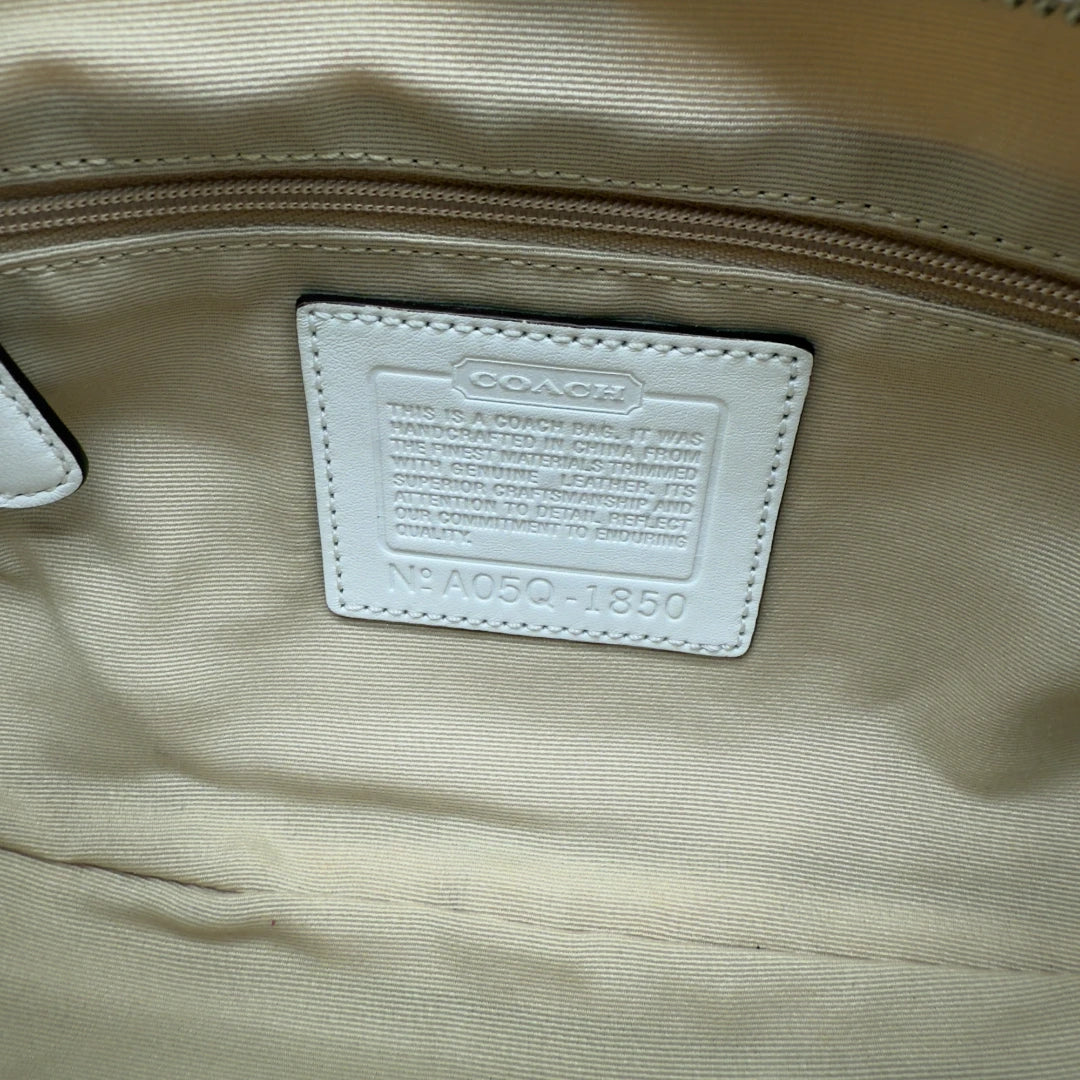 https://cdn.shopify.com/s/files/1/0564/9376/8855/files/Coach_Handtasche_Signature_monogram_weiss_second_hand_designer_handbag5161.webp?v=1754995214