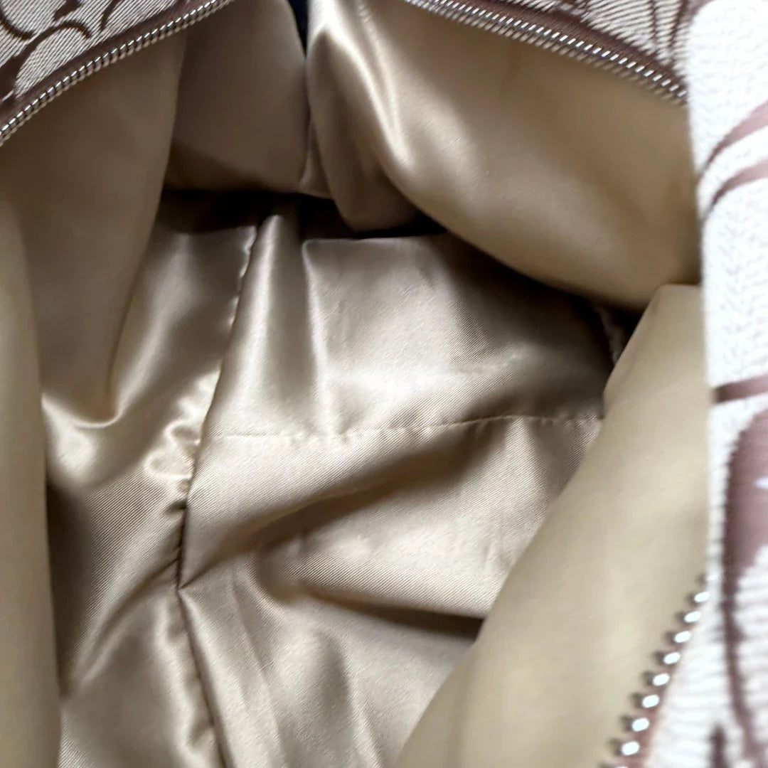 https://cdn.shopify.com/s/files/1/0564/9376/8855/files/Coach_Handtasche_mit_Umhangegurt_Signature_beige___rot_17.webp?v=1782904654