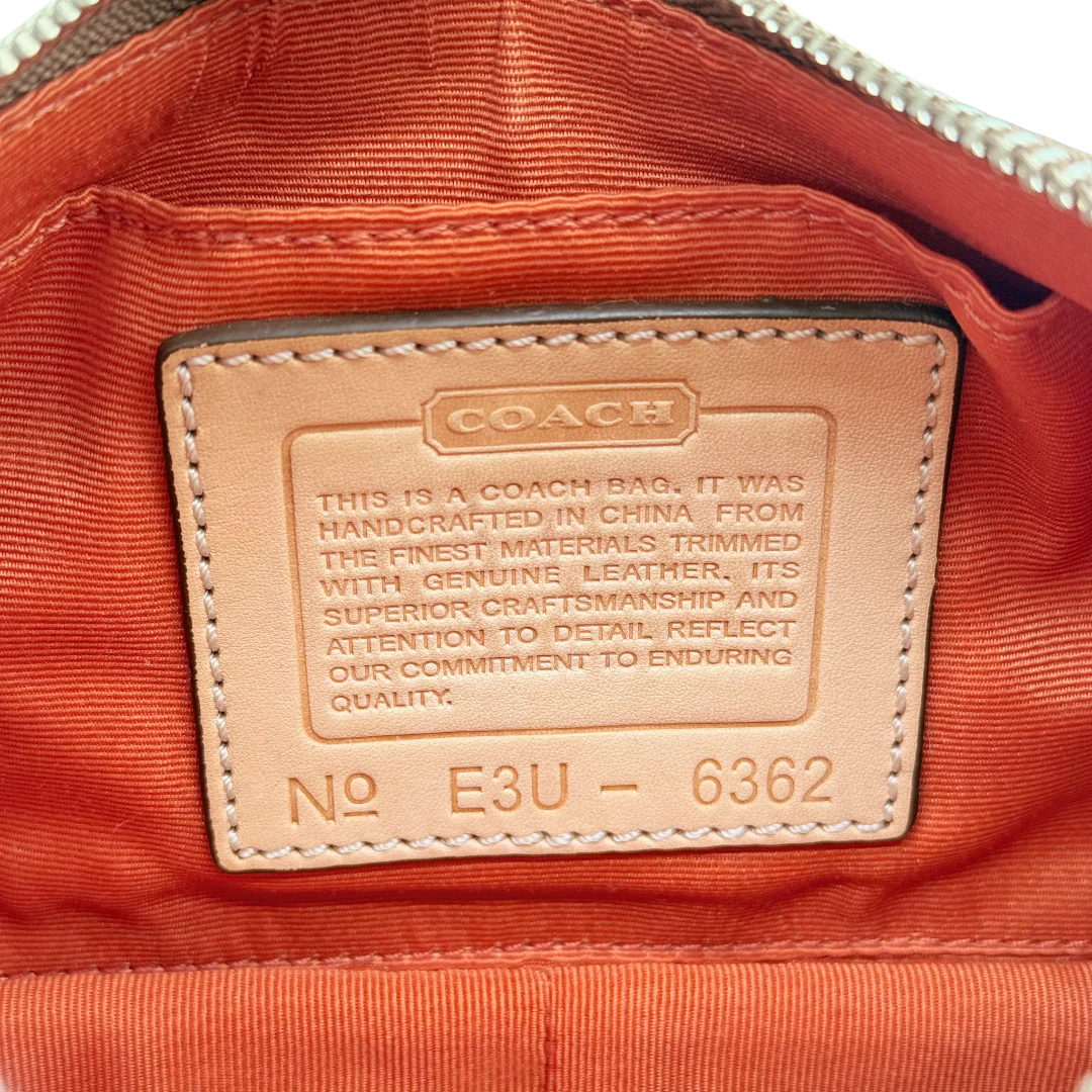 https://cdn.shopify.com/s/files/1/0564/9376/8855/files/Coach_Pochette_Signature_beige_vintage_9572.webp?v=1769604184