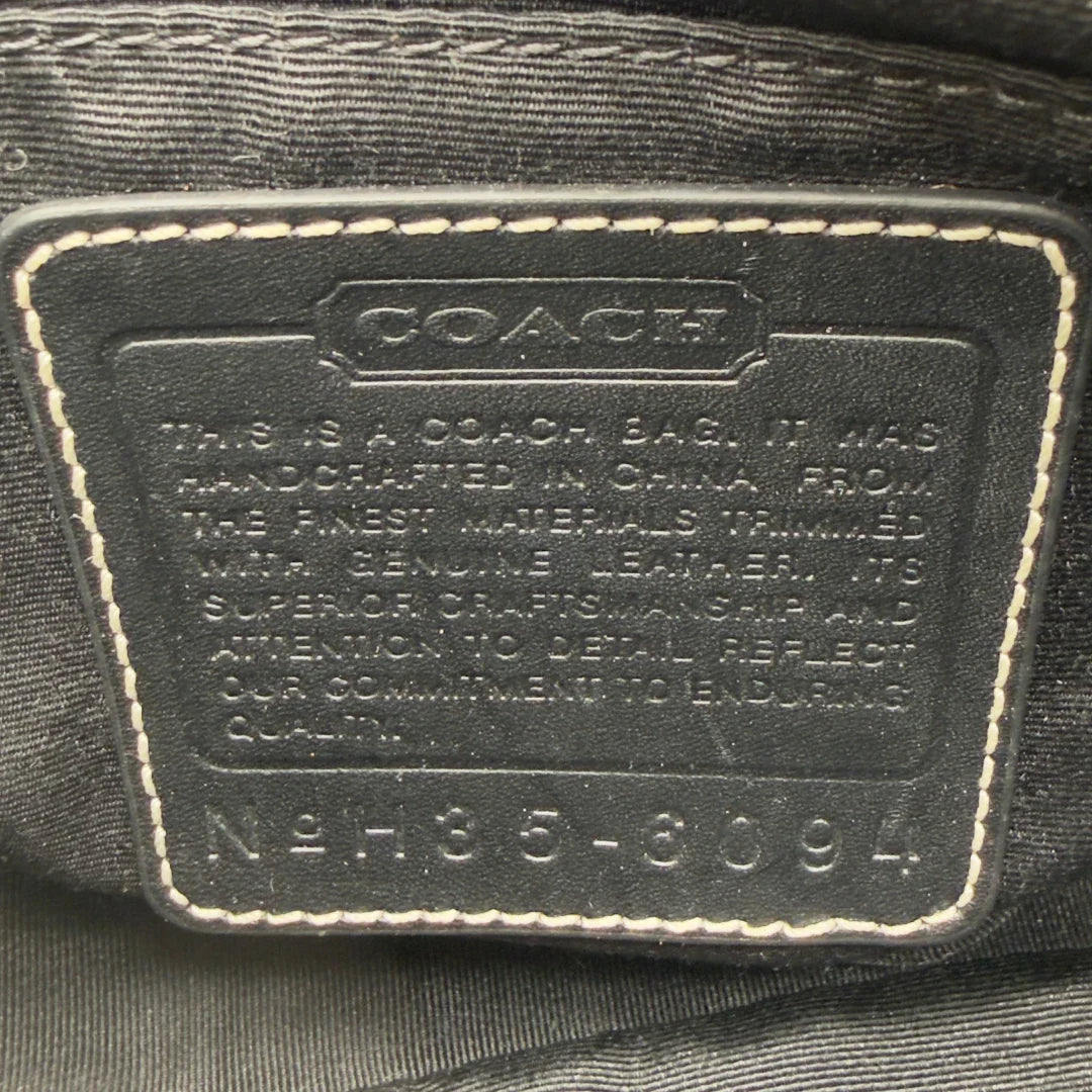 https://cdn.shopify.com/s/files/1/0564/9376/8855/files/Coach_Pochette_Signature_grau___schwarz_15.webp?v=1782910067