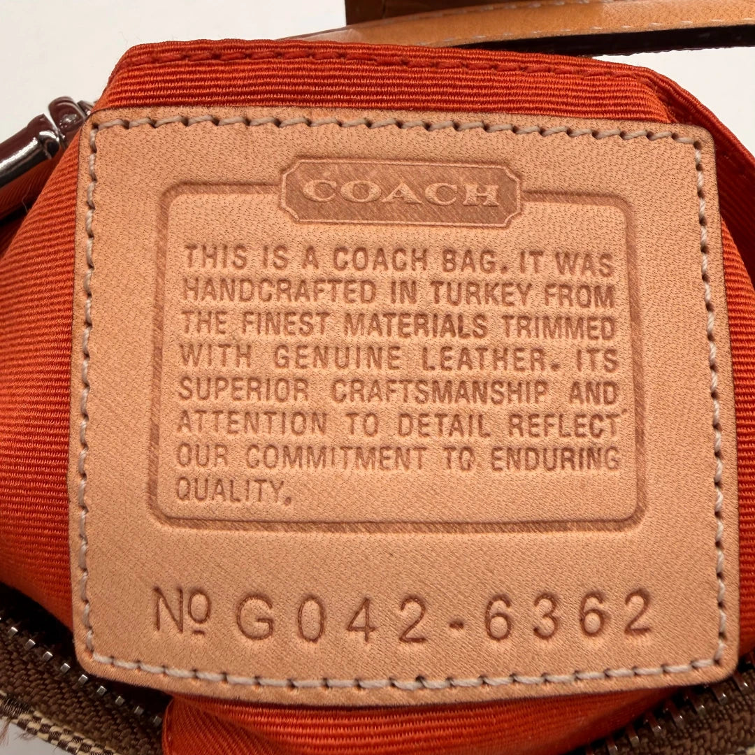 https://cdn.shopify.com/s/files/1/0564/9376/8855/files/Coach_Pochette_Signature_mit_Schnalle_beige_16.webp?v=1782311480