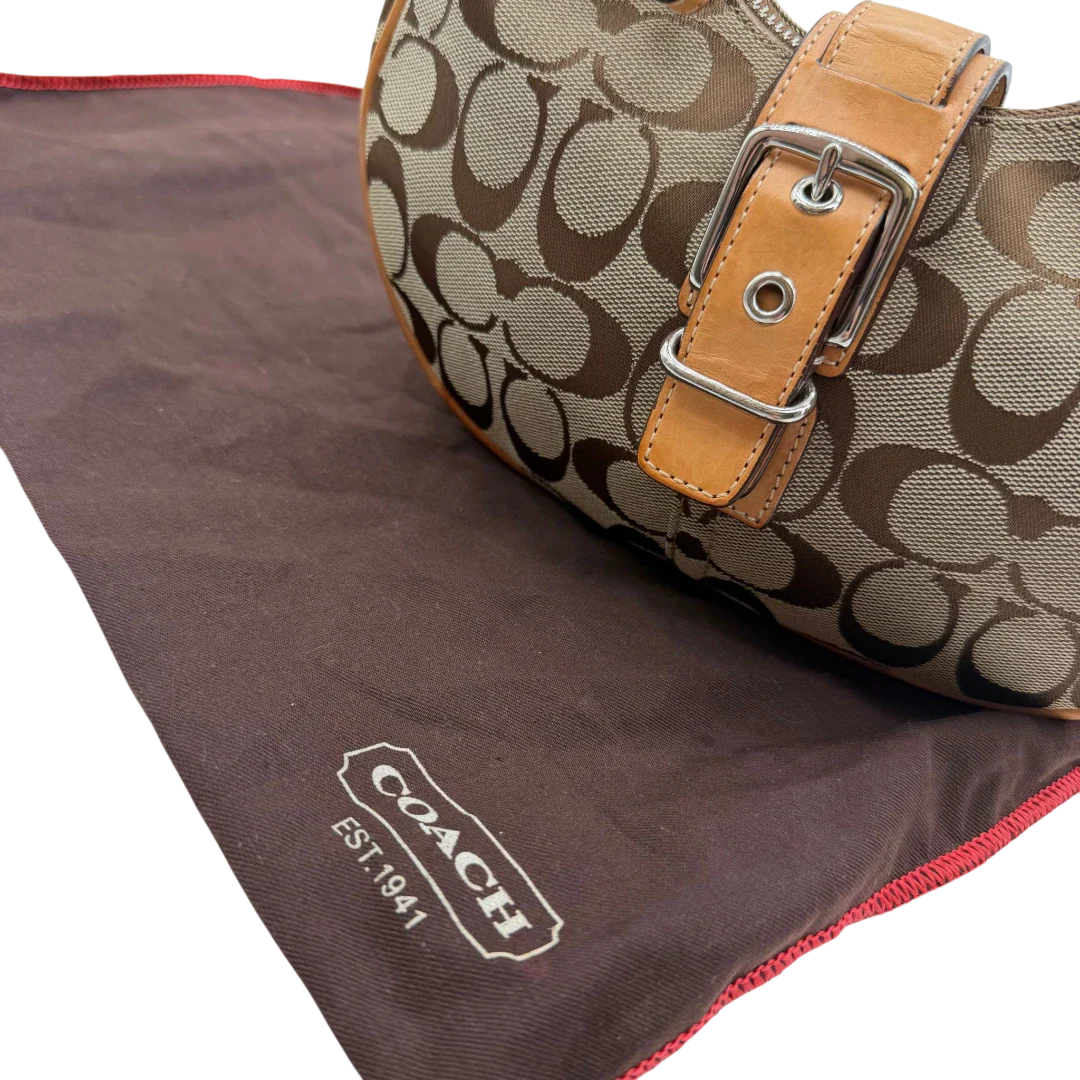 https://cdn.shopify.com/s/files/1/0564/9376/8855/files/Coach_Schultertasche_Croissant_Signature_beige___braun_13.webp?v=1782312030