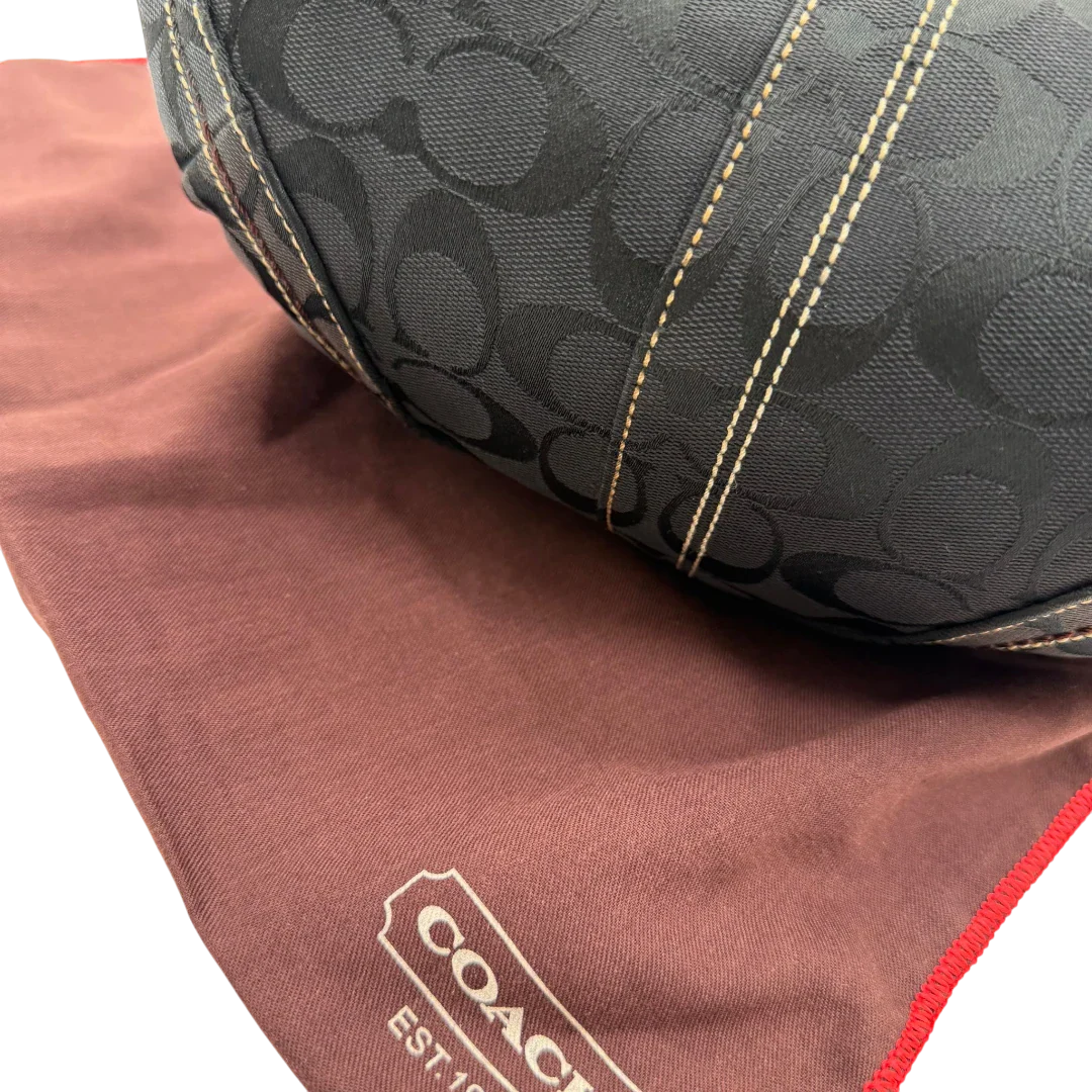 https://cdn.shopify.com/s/files/1/0564/9376/8855/files/Coach_Schultertasche_Hobo_Half_Moon_Signature_schwarz_16.webp?v=1782311633