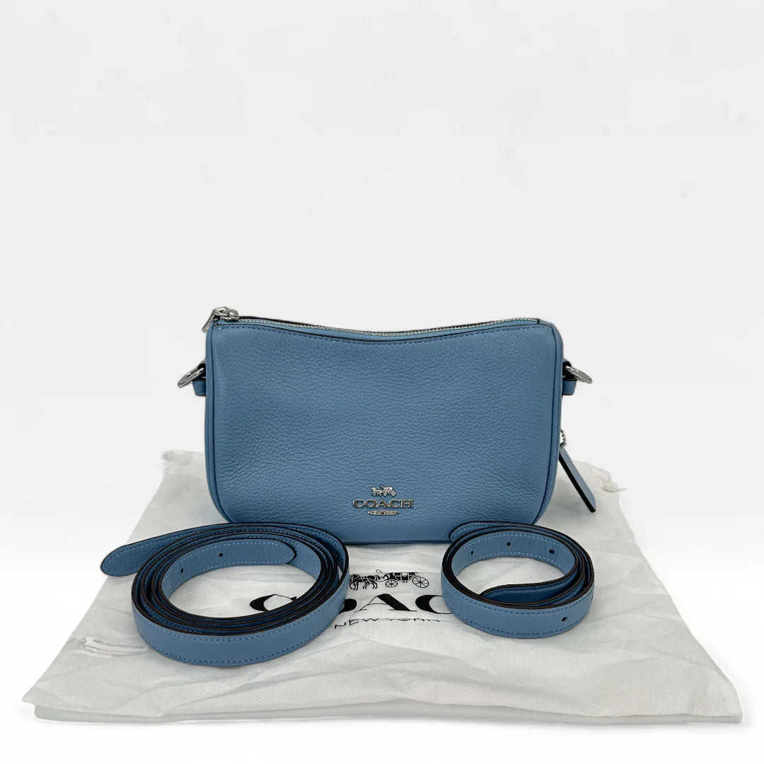 https://cdn.shopify.com/s/files/1/0564/9376/8855/files/Coach_Umhangetasche_rechteckig_aus_Leder_blau_crossbody9534.webp?v=1761265797