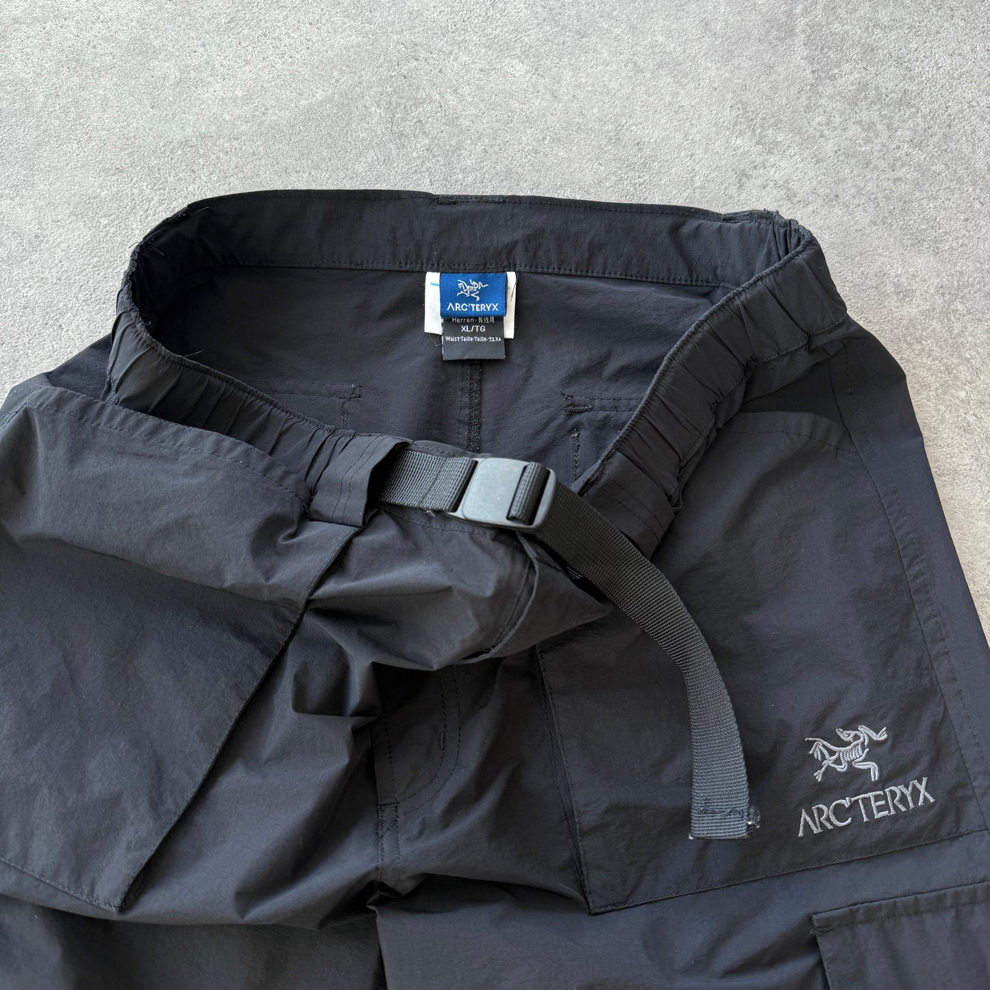 Arc’teryx 2000s technical lightweight waterproof trousers (L)
