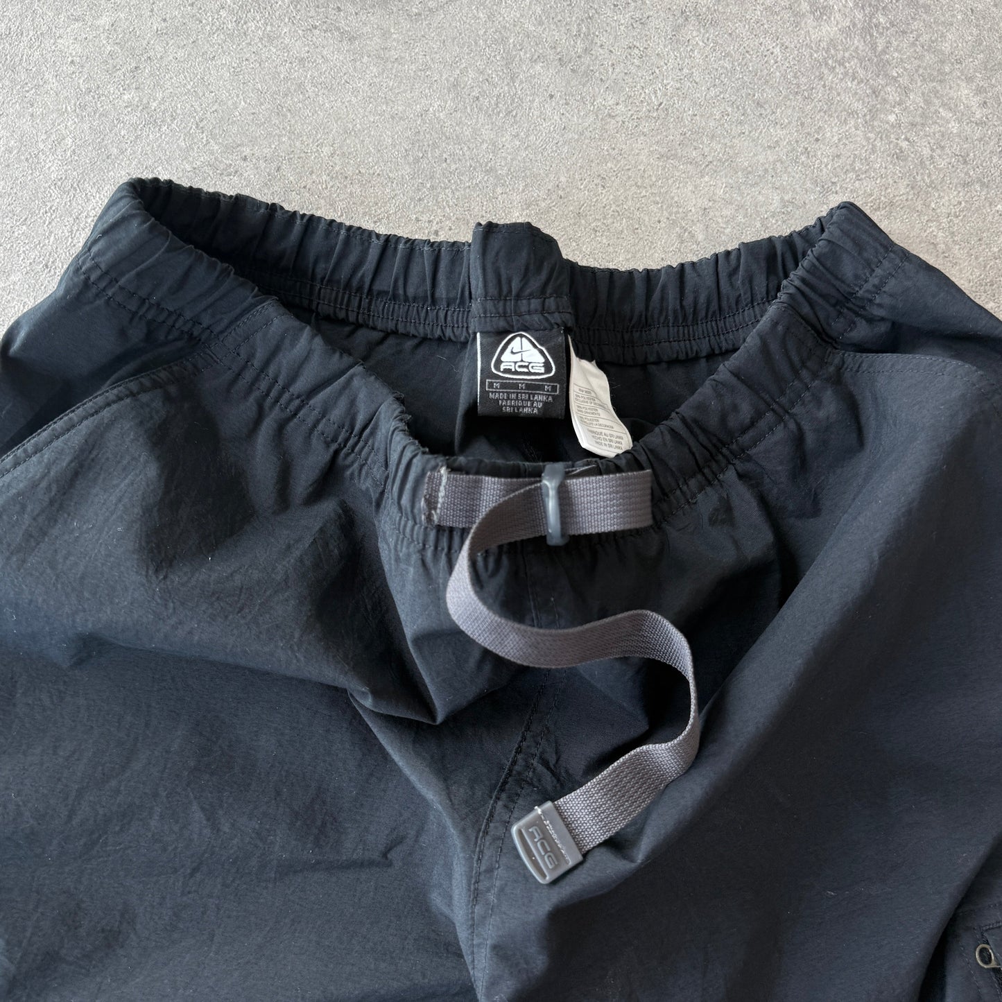 Nike ACG 2000s technical cargo shorts (M)