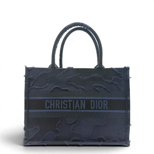 https://cdn.shopify.com/s/files/1/0564/9376/8855/files/Dior_Shopper_Book_Tote_bag_aus_Canvas_blau_vintage7342.webp?v=1779960154