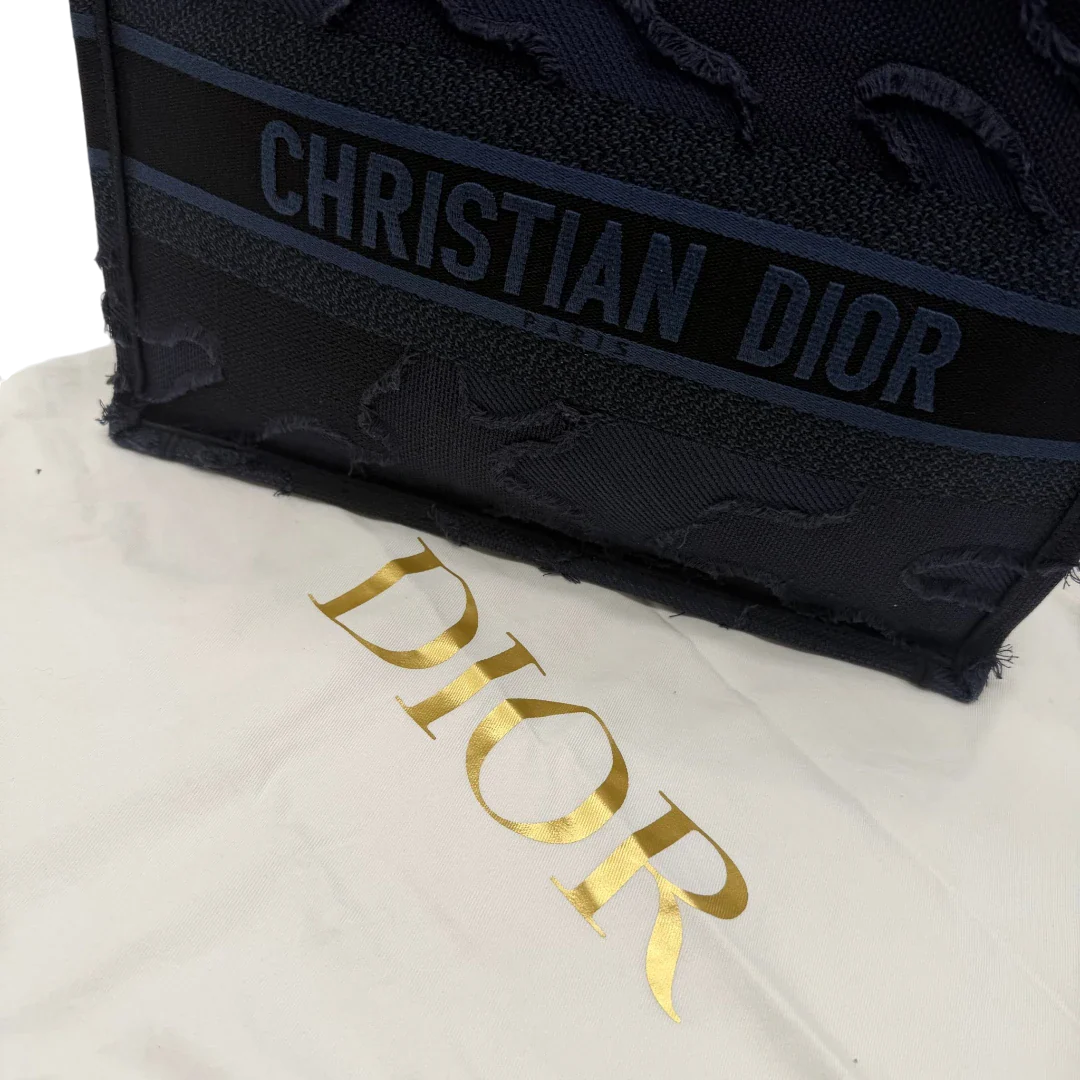 https://cdn.shopify.com/s/files/1/0564/9376/8855/files/Dior_Shopper_Book_Tote_bag_aus_Canvas_blau_vintage7374.webp?v=1779960154