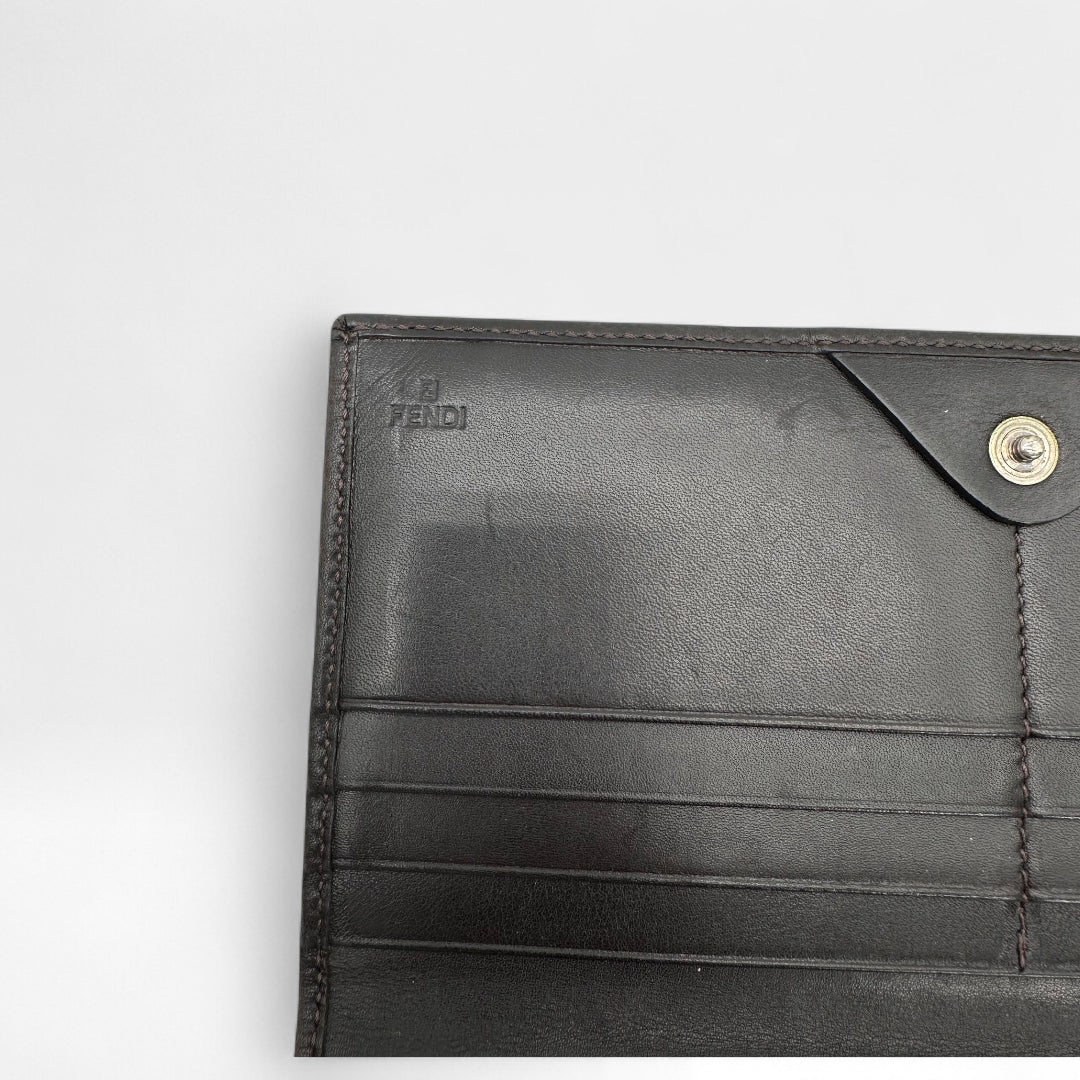 https://cdn.shopify.com/s/files/1/0564/9376/8855/files/Fendi_Geldbeutel_langlich_im_Zucca_Muster_braun_vintage_FF_wallet87942.webp?v=1760003410