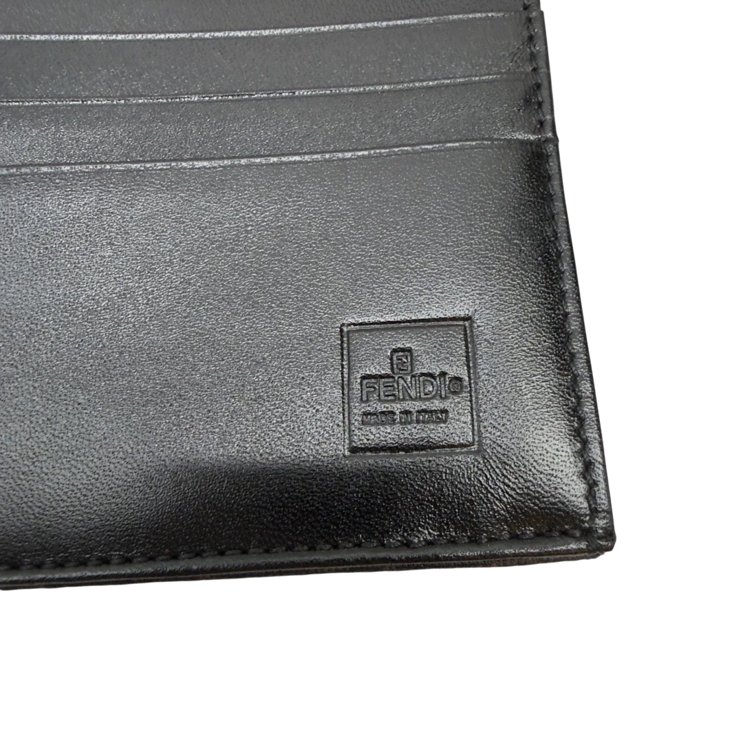 https://cdn.shopify.com/s/files/1/0564/9376/8855/files/Fendi_Geldbeutel_langlich_im_Zucca_Muster_dunkelbraun_10.webp?v=1783511880