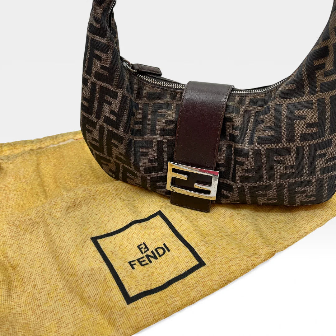 https://cdn.shopify.com/s/files/1/0564/9376/8855/files/Fendi_Handtasche_Croissant_braun_vintage_FF_handbag_9904.webp?v=1765449522