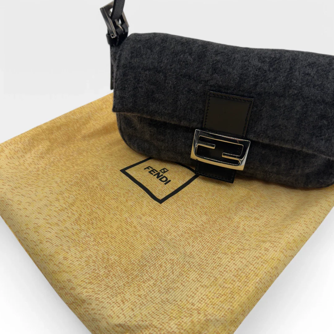 https://cdn.shopify.com/s/files/1/0564/9376/8855/files/Fendi_Handtasche_Mamma_Baguette_aus_Kaschmir_monogram_grau_second_hand_designer_FF_handbag_9568.webp?v=1742401381