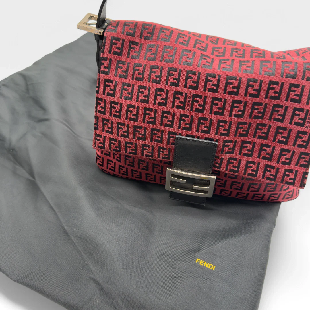 https://cdn.shopify.com/s/files/1/0564/9376/8855/files/Fendi_Handtasche_Mamma_Baguette_aus_Stoff_monogram_rot_vintage_luxury_FF_handbag_8683.webp?v=1741956508