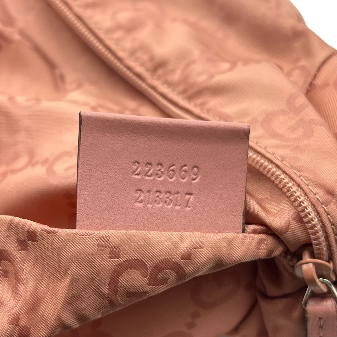https://cdn.shopify.com/s/files/1/0564/9376/8855/files/Gucci_Beutel_Baer_aus_Nylon_rosa_Vintage_Designer_Collectible174.webp?v=1741763346