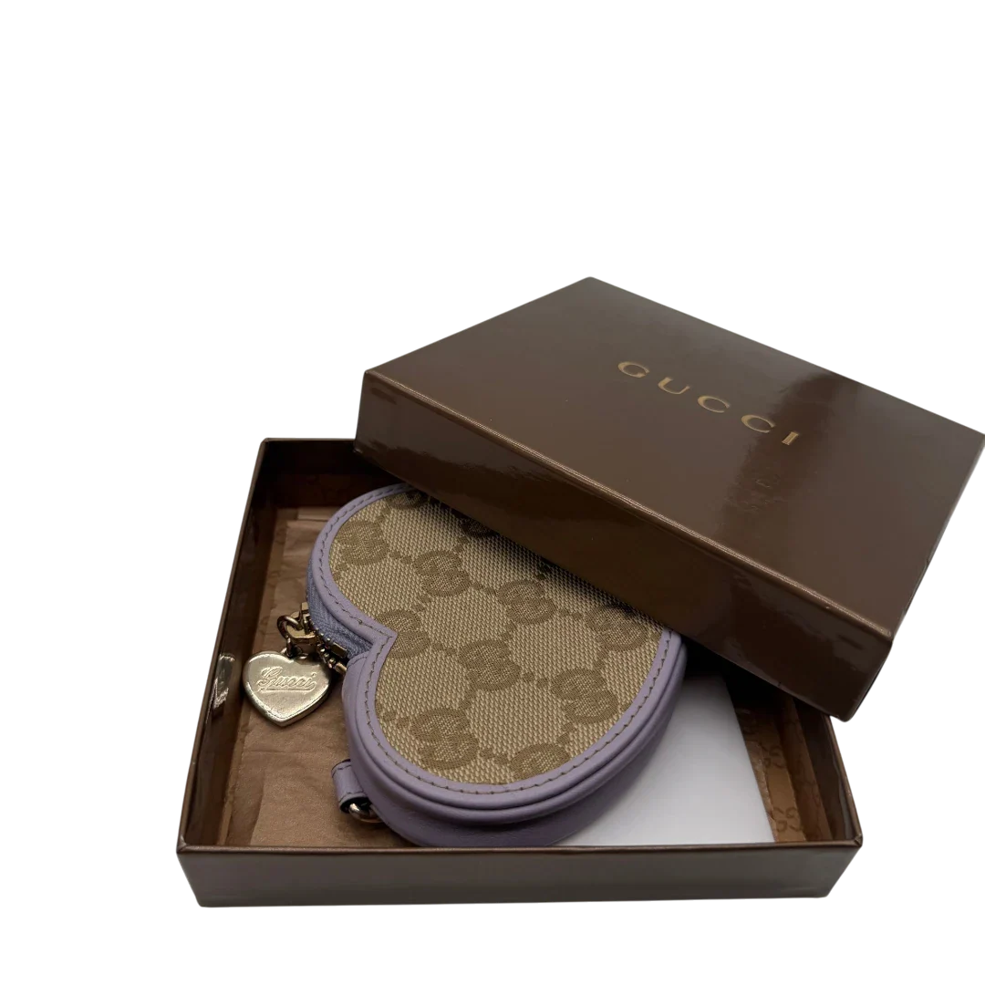 https://cdn.shopify.com/s/files/1/0564/9376/8855/files/Gucci_Geldbeutel_Herzformig_aus_Leder_braun_vintage_GG7222.webp?v=1779896090