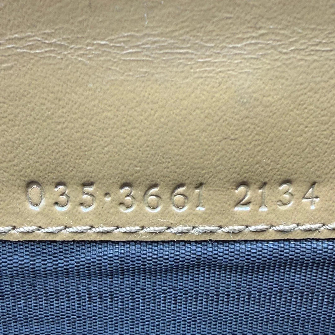 https://cdn.shopify.com/s/files/1/0564/9376/8855/files/Gucci_Geldbeutel_Jackie_langlich_monogram_beige_vintage_GG8173.webp?v=1781084188