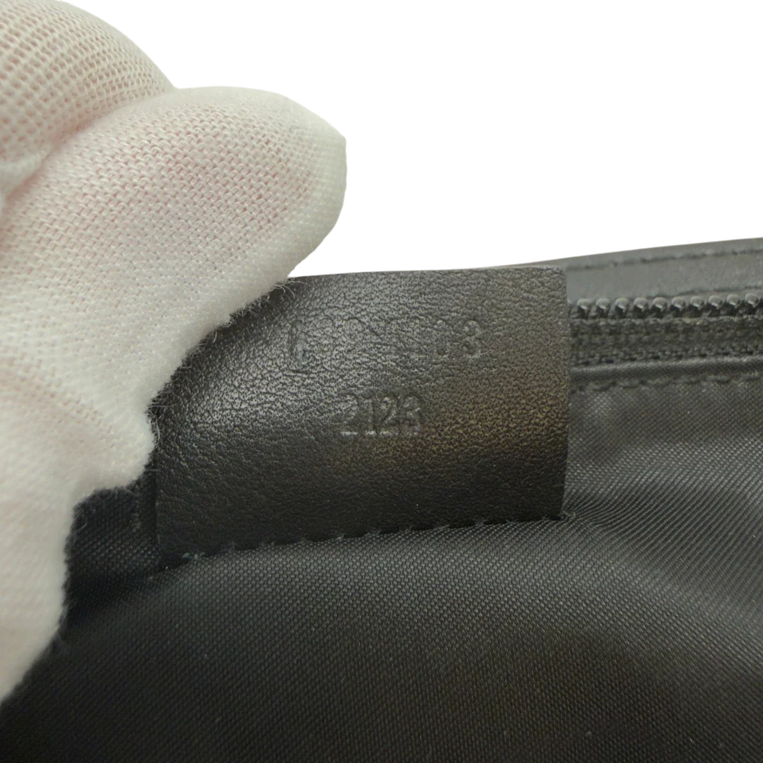 https://cdn.shopify.com/s/files/1/0564/9376/8855/files/Gucci_Handtasche_Boat_Baguette_aus_Leder_schwarz_23.webp?v=1783511320