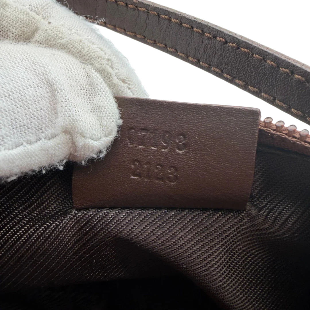https://cdn.shopify.com/s/files/1/0564/9376/8855/files/Gucci_Handtasche_Boat_Baguette_monogram_beige_vintage_GG6577.webp?v=1778669273