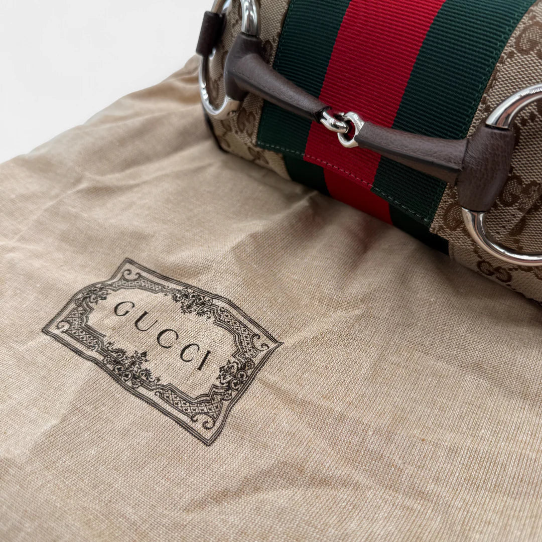 https://cdn.shopify.com/s/files/1/0564/9376/8855/files/Gucci_Handtasche_Horsebit_1955_monogram_beige_vintage_GG_handbag0687.webp?v=1761266342