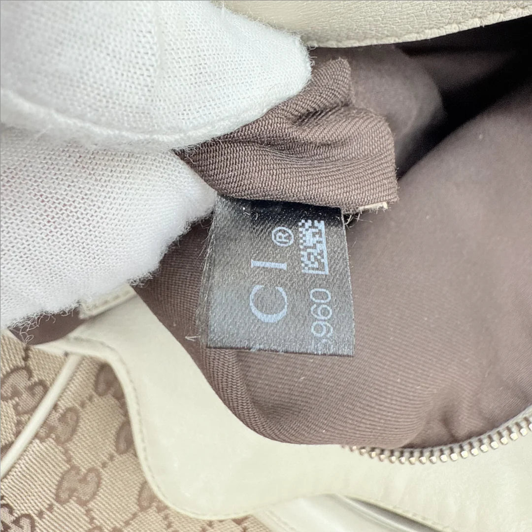 https://cdn.shopify.com/s/files/1/0564/9376/8855/files/Gucci_Handtasche_Indy_mit_Umhaengegurt_monogram_beige_vintage_GG_8658.webp?v=1768480310