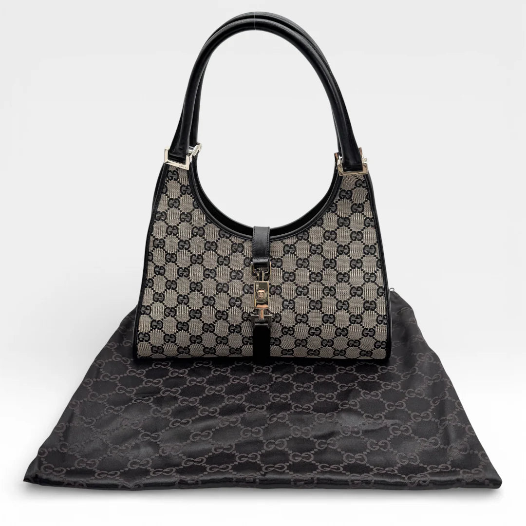 https://cdn.shopify.com/s/files/1/0564/9376/8855/files/Gucci_Handtasche_Jackie_medium_monogram_beige_vintage_GG_7300.webp?v=1767807259