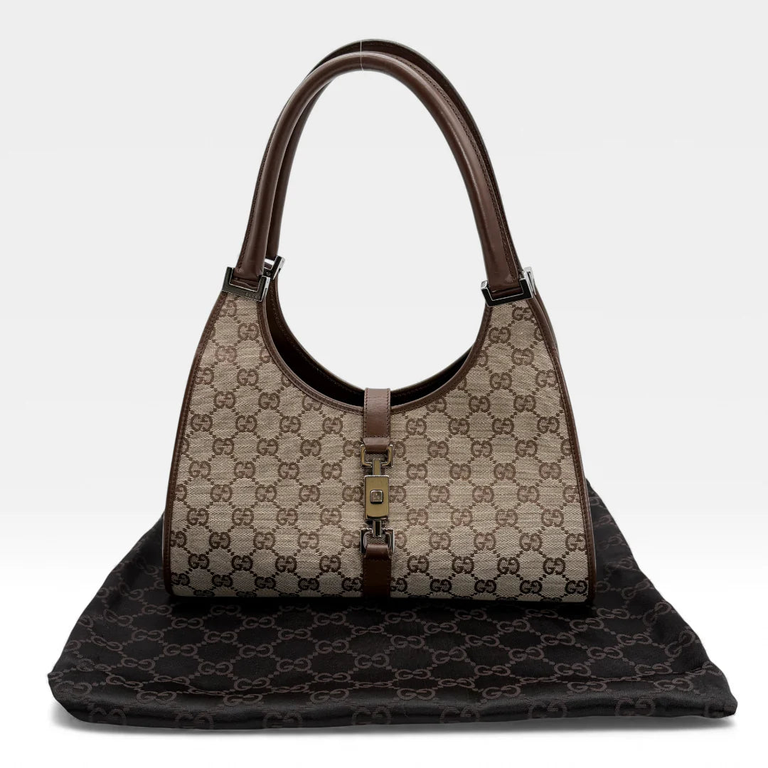 https://cdn.shopify.com/s/files/1/0564/9376/8855/files/Gucci_Handtasche_Jackie_monogram_beige_vintage_GG_handbag_5319.webp?v=1765384622