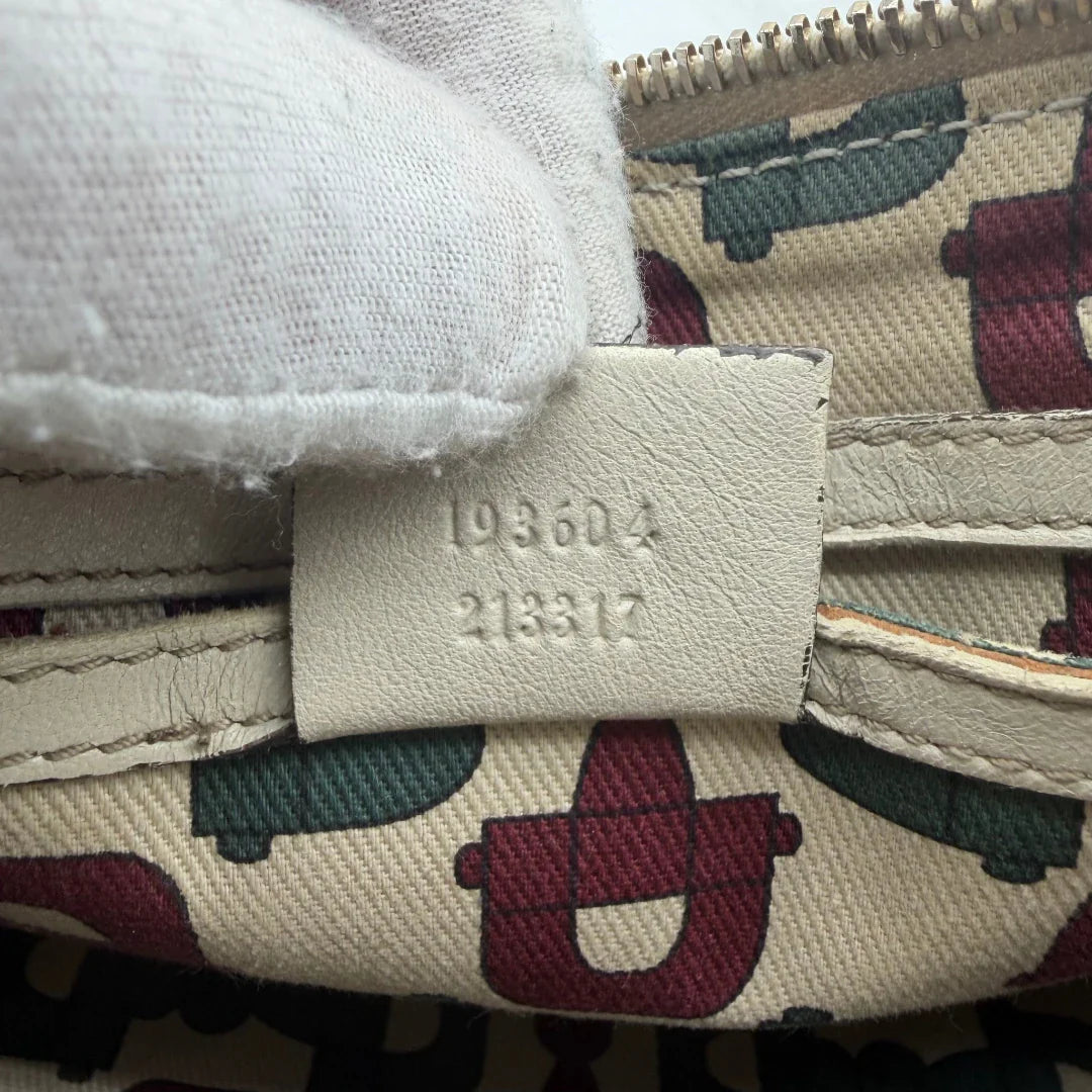 https://cdn.shopify.com/s/files/1/0564/9376/8855/files/Gucci_Handtasche_Mini_Boston_aus_Leder_weiss_vintage_GG8485.webp?v=1781107685