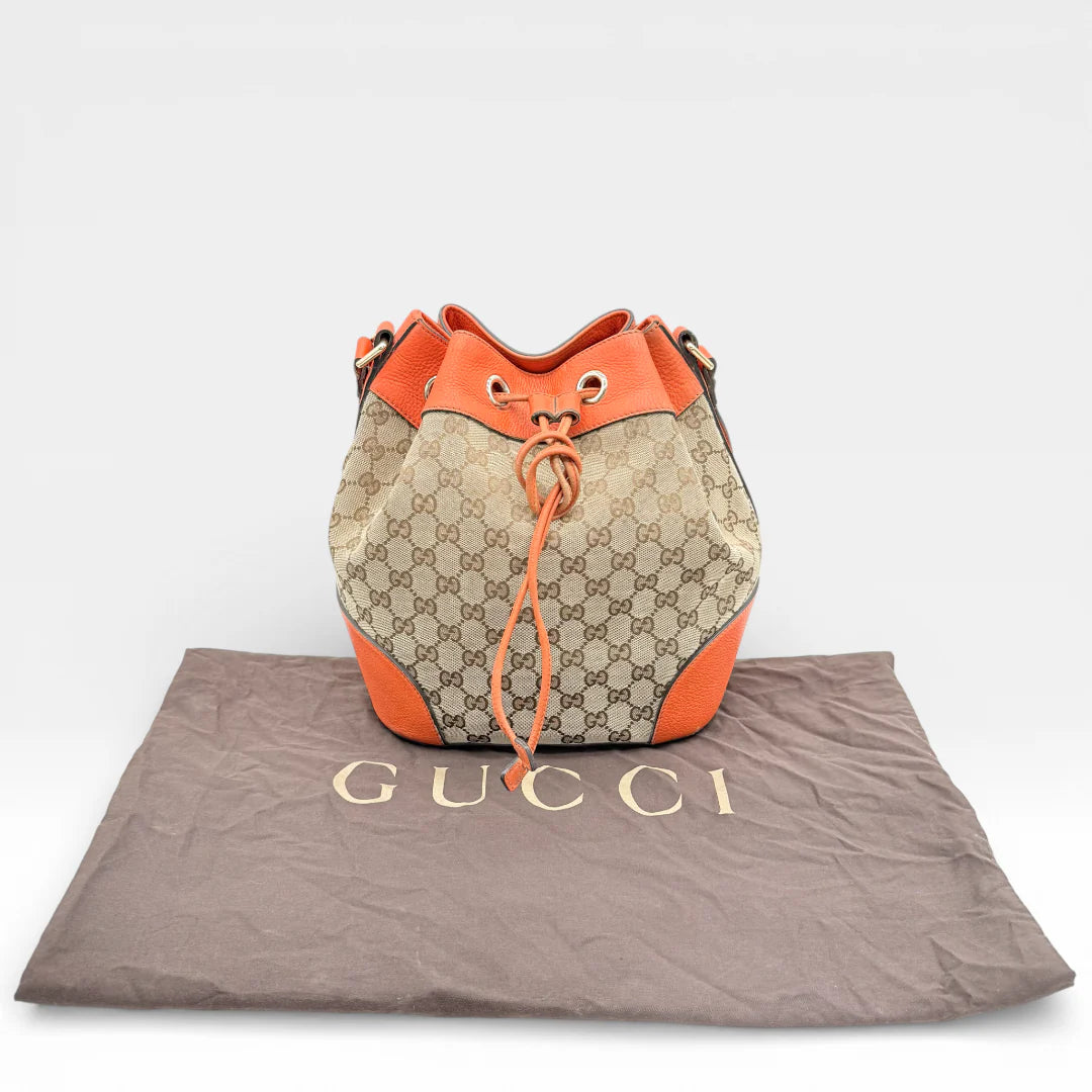 https://cdn.shopify.com/s/files/1/0564/9376/8855/files/Gucci_Schultertasche_Bucket_monogram_beige_vintage_GG_8165.webp?v=1768323642