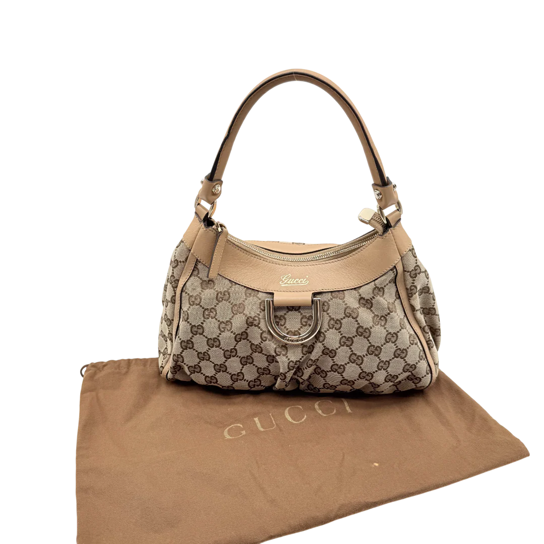 https://cdn.shopify.com/s/files/1/0564/9376/8855/files/Gucci_Schultertasche_D-Ring_monogram_beige_vintage_GG_0546.webp?v=1770282701