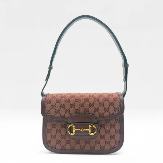 https://cdn.shopify.com/s/files/1/0564/9376/8855/files/Gucci_Schultertasche_Horsebit_1955_medium_monogram_rot_GG_shoulder_bag1029.webp?v=1761146430