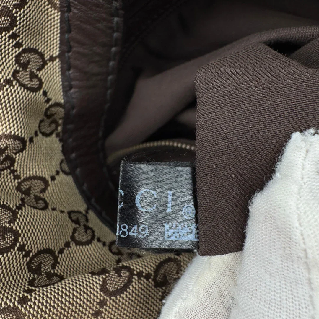 https://cdn.shopify.com/s/files/1/0564/9376/8855/files/Gucci_Schultertasche_Jockey_Hobo_large_monogram_beige_22.webp?v=1783516120